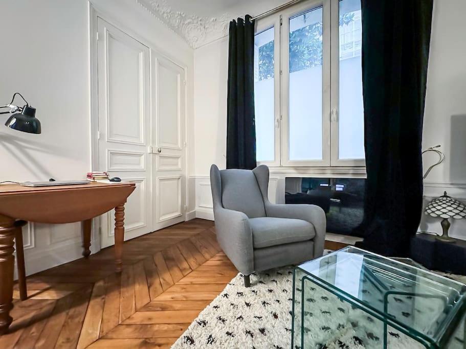 Montmartre With Private Courtyard Parijs